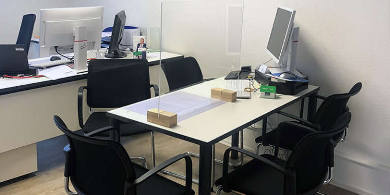 Zwei Bürotische im Innenraum der HDI Agentur Feldheim