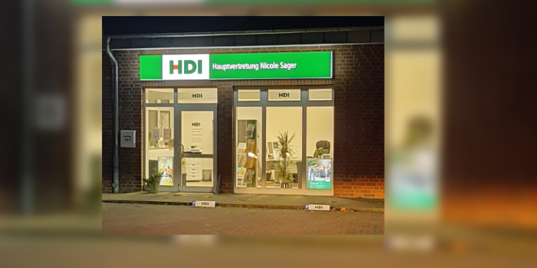 Blick in die Räumlichkeiten der Agentur bei Nacht, alles ist beleuchtet