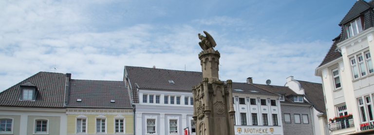 Säule mit einer Adler-Statue, die auf dem Altmarkt in Moers steht