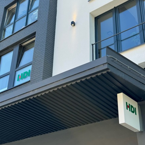 HDI Logo am Haus und am Fenster