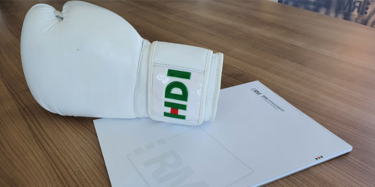 Weißer Boxhandschuh mit HDI Logo an Handgelenk