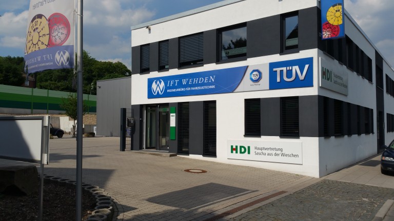 außenansicht der Agentur, welche sich in einem Gebäude mit dem TÜV befindet