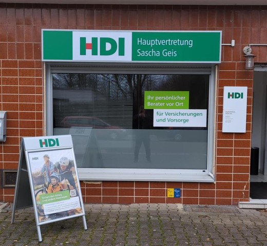 Die Agentur von außen, vor der Agnetur steht ein Schild mit HDI Werbung.