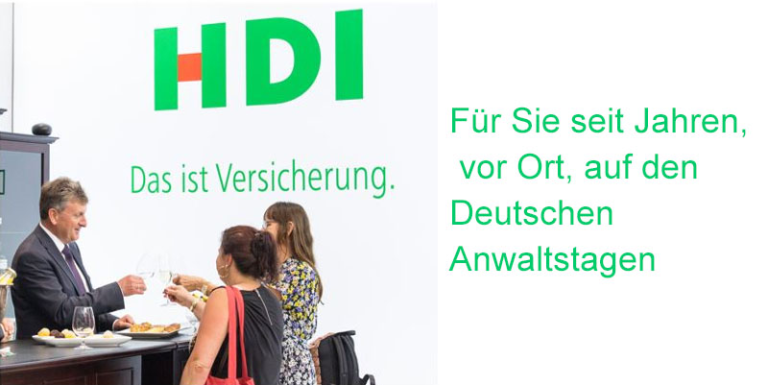Man sieht Stefan Dörfler auf den Deutschen Anwaltstagen. Er steht an einem Tisch mit einem Sektglas in der Hand und stößt mit zwei Frauen an. Auf dem Tisch stehen Teller mit Häppchen. An der Wand dahinter steht "HDI - Das ist Versicherung".