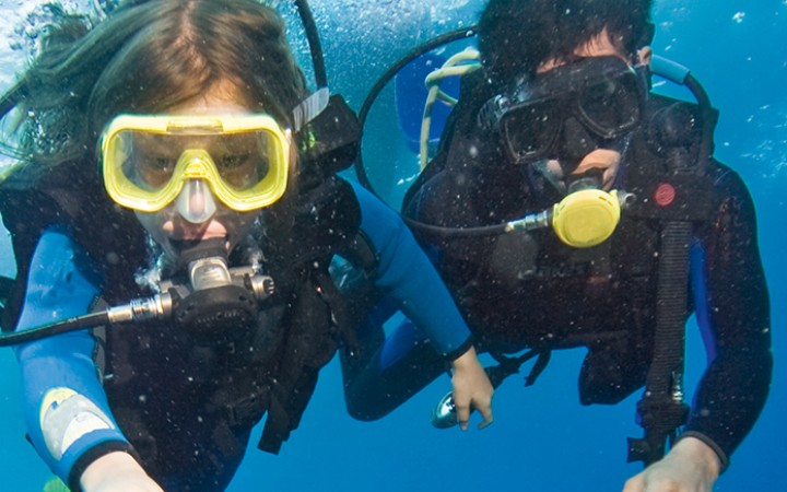 Selfie von zwei Tauchern unterwasser