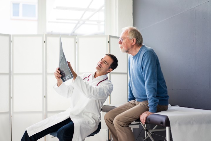 Arzt klärt dem Patienten über seine Gesundheit auf.