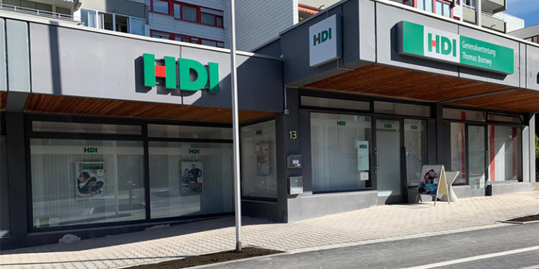 graues Haus mit der Aufschrift HDI und einem grauen Bürgersteig vor der Agentur