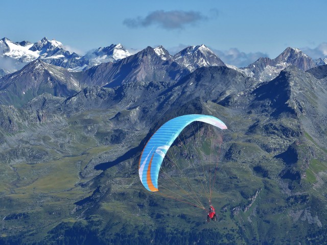 Gleitschirmfliegen, im Hintergrund Berge