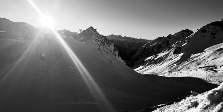 Panorambild einer Berglandschaft in schwar-weiß.