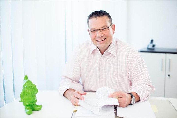 Thomas Noll am Schreibtisch