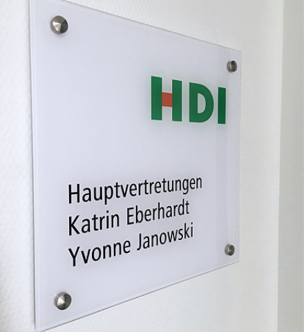 Schild mit der Auschrift HDI, Hauptvertretung, Katrin Eberhardt und Yvonne Janowski