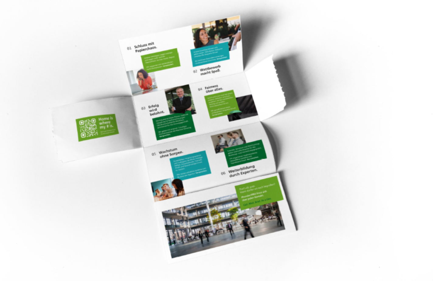 Aufgeklappter Aufrßflyer liegt auf weißem Untergrund