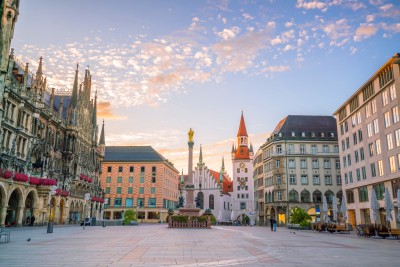 Weitwinkelaufnahme eines zentralen Platzes in München mit historischer Architektur, darunter das Rathaus und umliegende Gebäude bei ruhiger Atmosphäre.