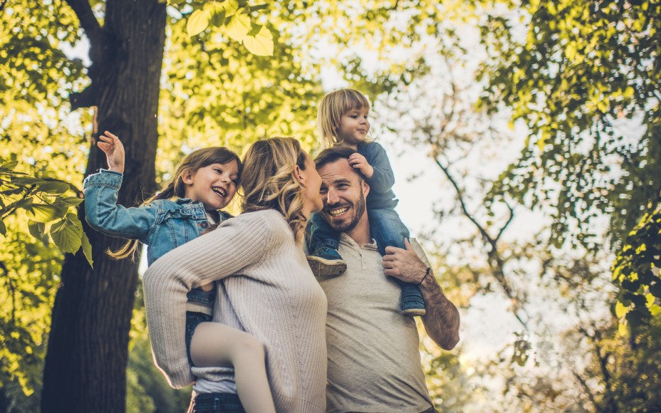 Mutter, Vater und zwei Kinder im Wald
