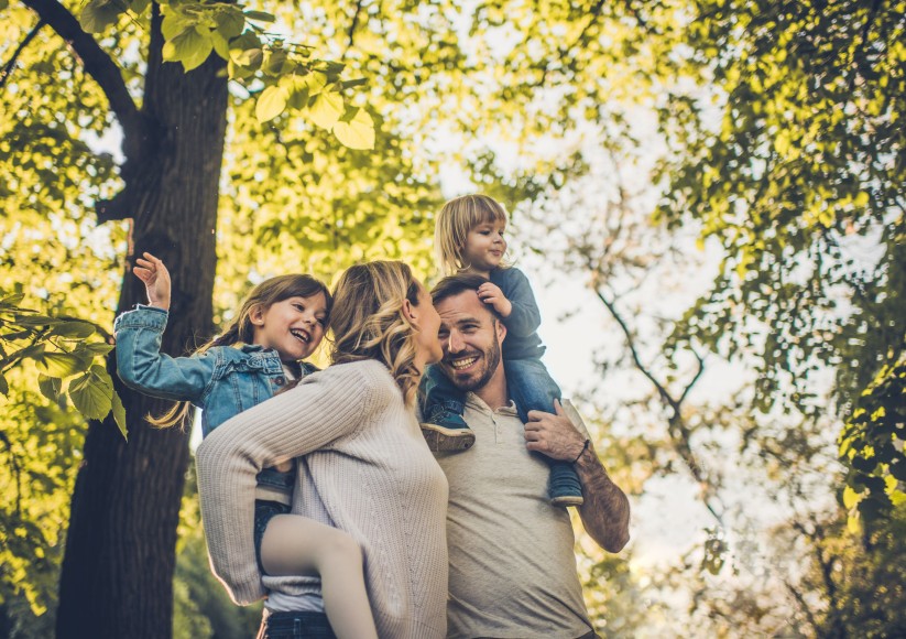 Mutter, Vater und zwei Kinder im Wald