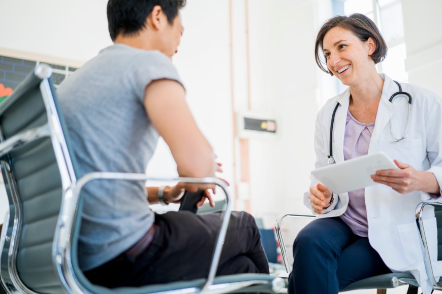 Ärtzin unterhält sich mit einem Patienten