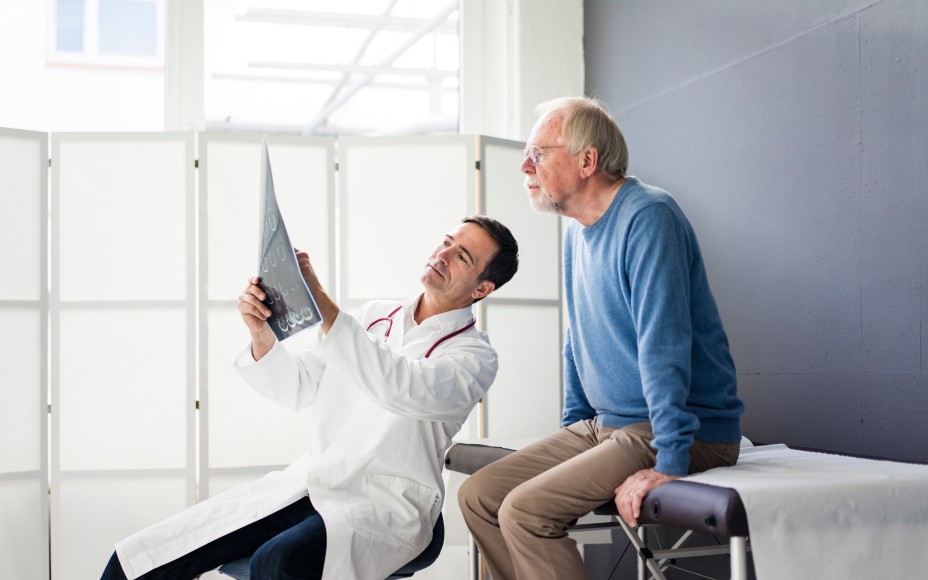 Arzt klärt dem Patienten über seine Gesundheit auf.