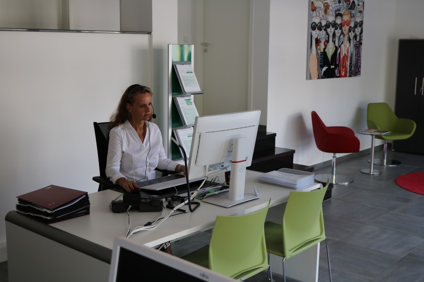 Bild von Mitarbeiterin am Schreibtisch im HDI Büro