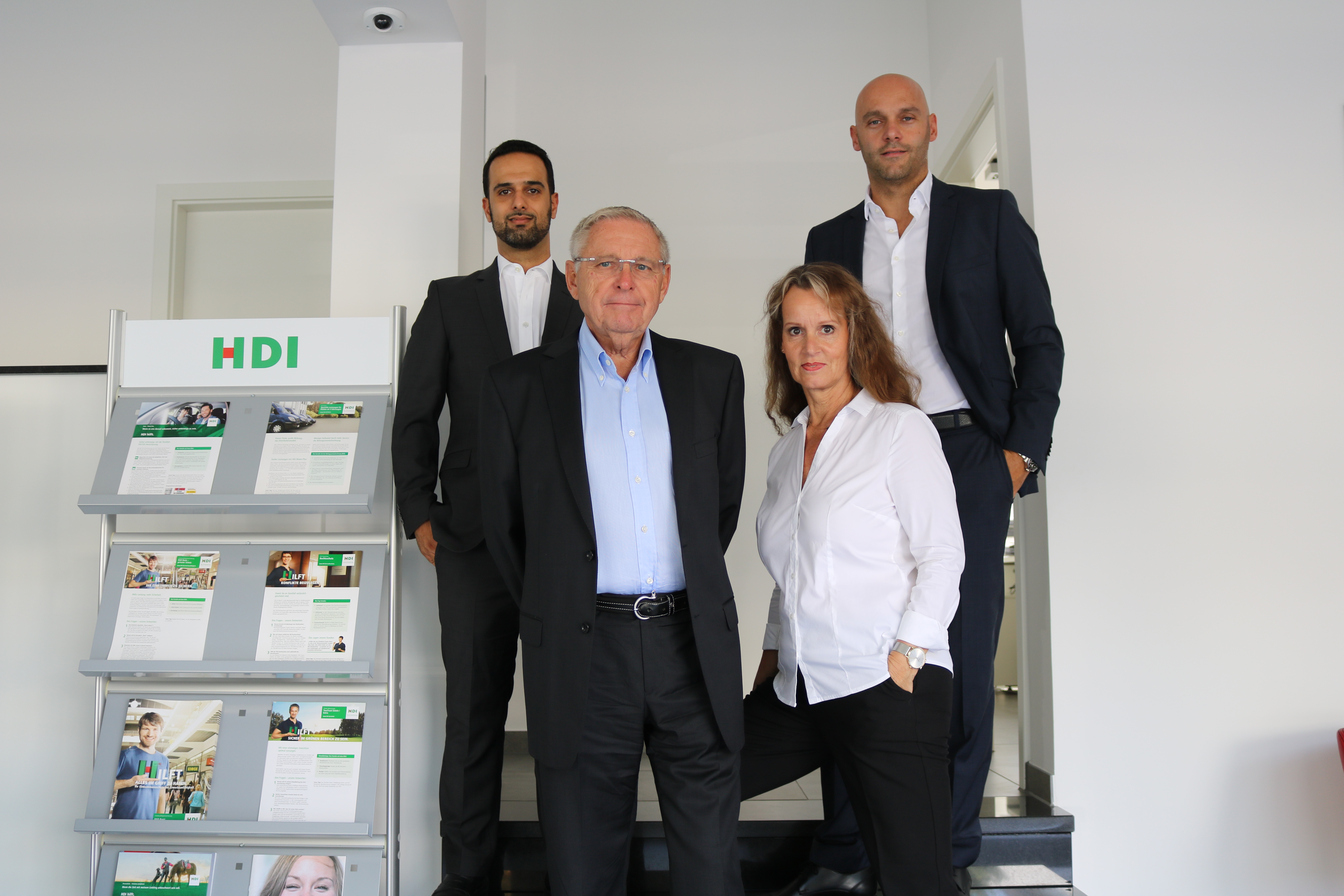 Zu sehen sind Agenturinhaber Dominic Bauch und vier Mitarbeiter (Babak Abjadian, Andrea Scheid und Konrad Wolf) in ihrer Agentur.