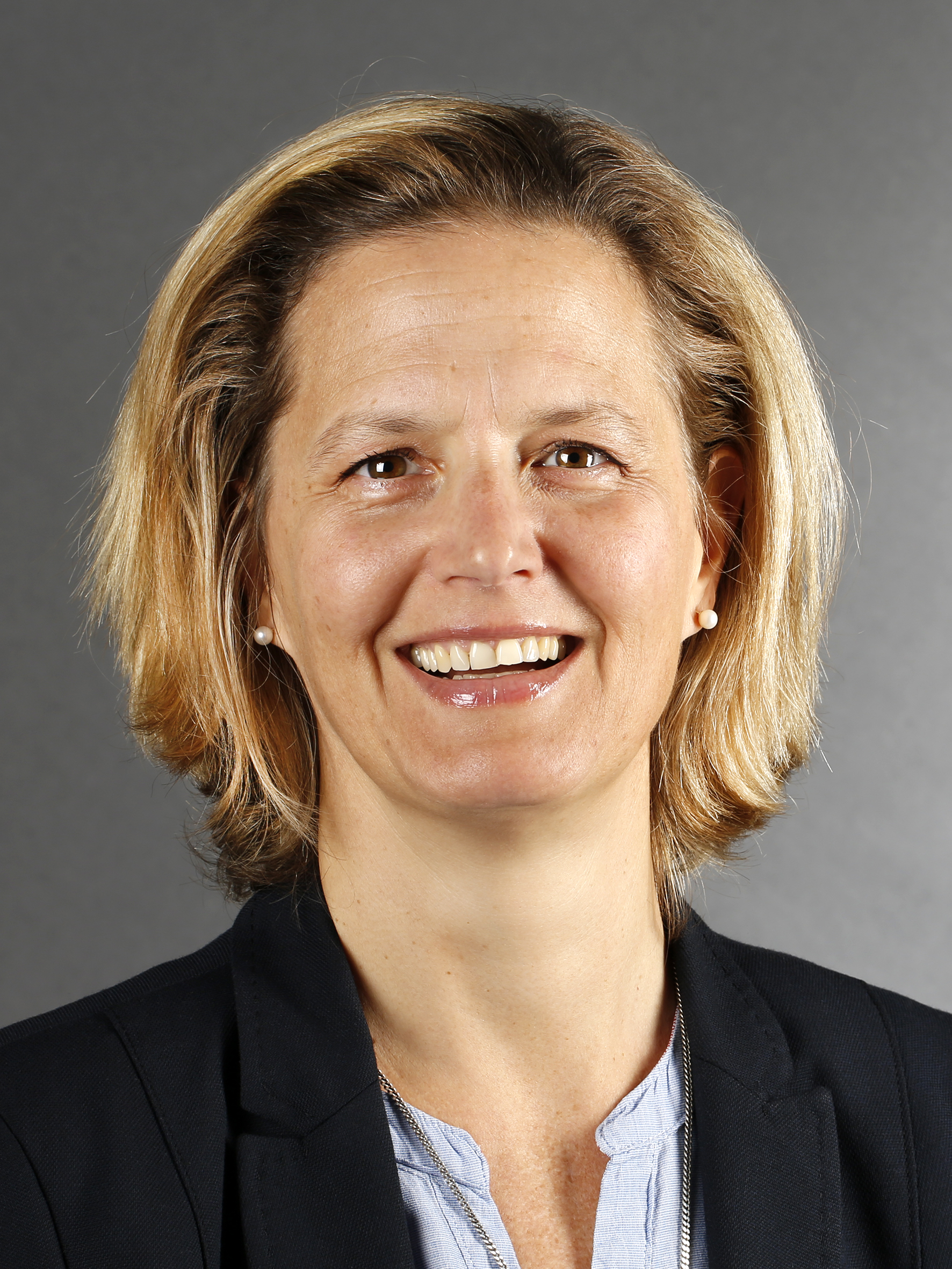 Agenturleiterin Judith Baumeister lächelt frontal in die Kamera. Sie trägt ein schwarzes Jacket.