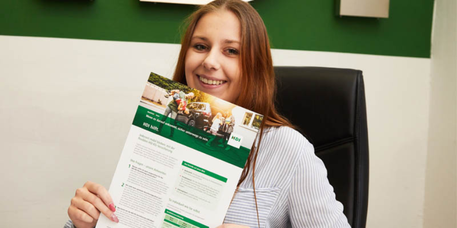 Mitarbeiterin mit HDI Flyer
