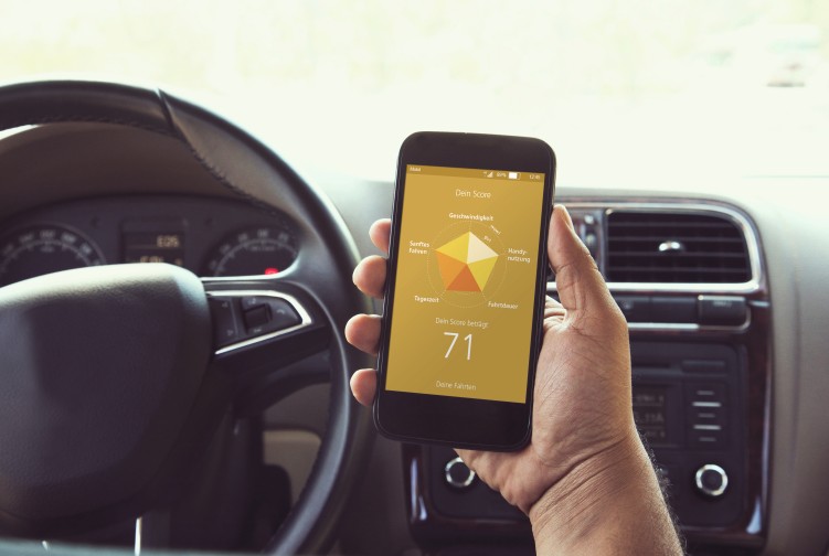 Smartphone zeigt eVB-Nummer für digitale Fahrzeugzulassung