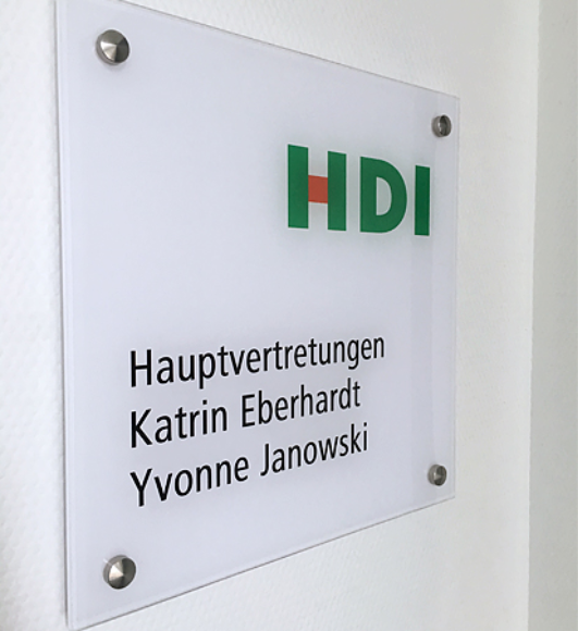 Schild mit der Auschrift HDI, Hauptvertretung, Katrin Eberhardt und Yvonne Janowski
