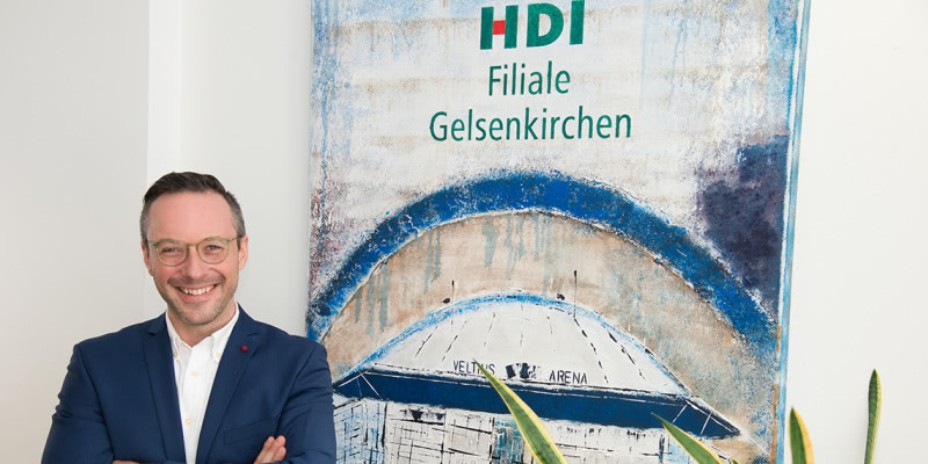 Andreas Jüngling vor einem HDI Bilder
