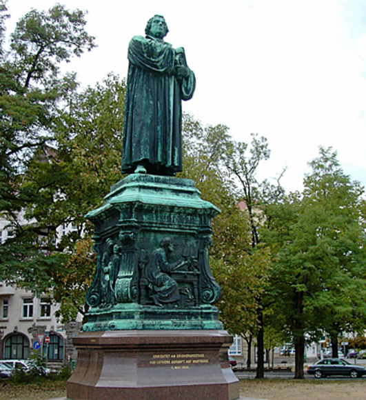 grüne Statue auf Platz