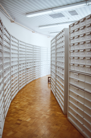 Hinterzimmer eine Apotheke - man sieht einen Gang aus Apothekerschränken mit sehr vielen Schubladen
