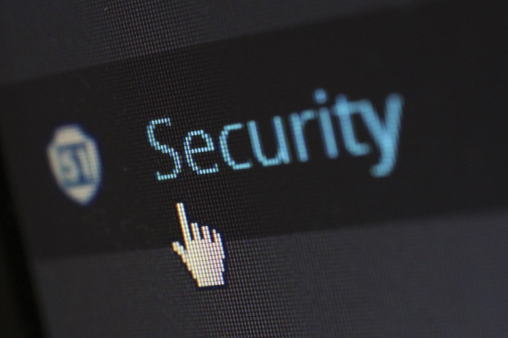 Computerbildschirm mit Cursor der auf das Wort Security deutet