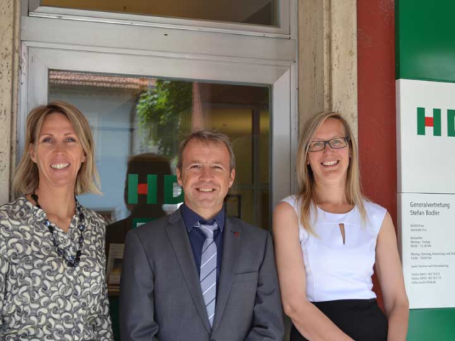 Teamfoto vor der Agentur