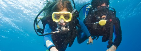 Selfie von zwei Tauchern unterwasser