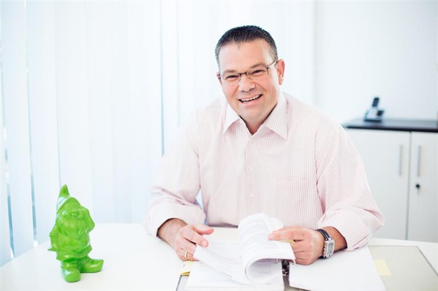 Thomas Noll am Schreibtisch