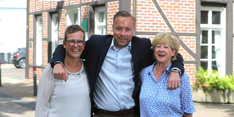 Zu sehen sind Agenturleiter Tobias Cortner und seine zwei Mitarbeiterinnen Rita Schween (rechts) und Heike Mehler (links)