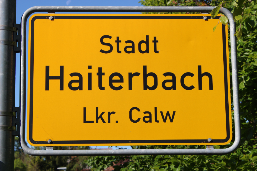 gelbes Ortsschild mit der Aufschrift Stadt Haiterbach Lkr. Calw