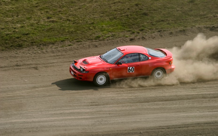 Ein rotes Auto fahrt über eine Strecke.