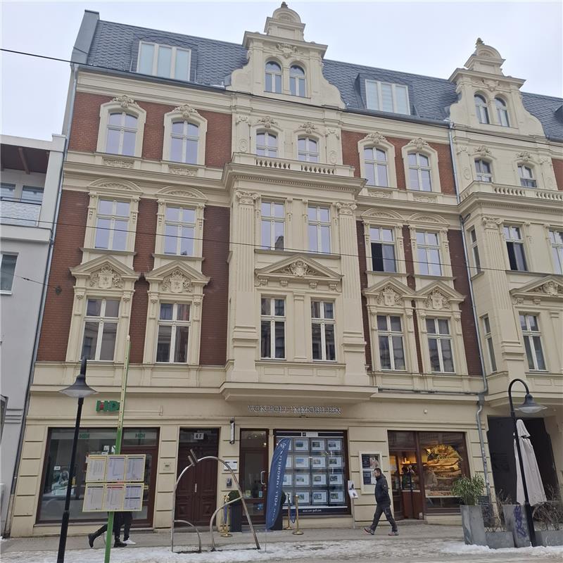 Es wird das Haus gezeigt, indem die Agentur drin ist.