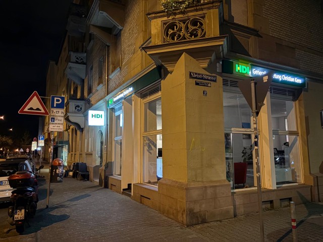 Generalvertretung Kern von außen in der Nacht
