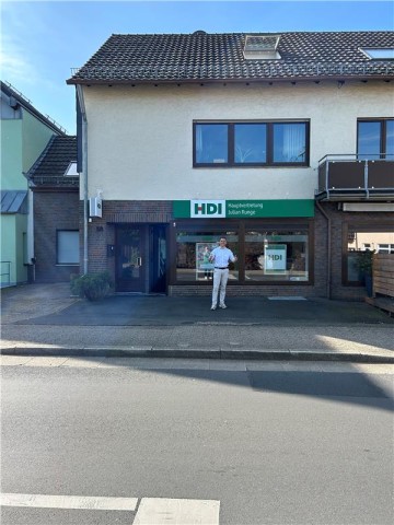 Julian Runge vor der Agentur