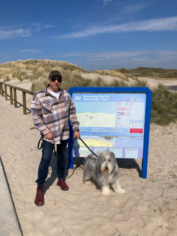 Jens Norbert Simon am Wasser mit Hund