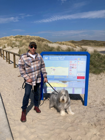 Jens Norbert Simon am Wasser mit Hund