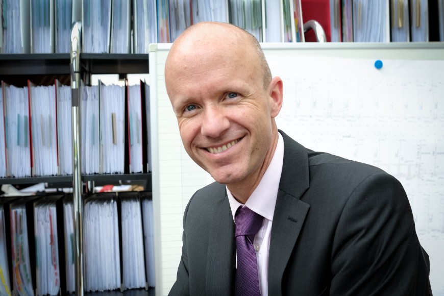 Agenturinhaber Daniel Mauss am Schreibtisch