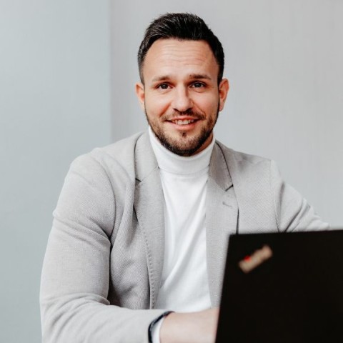 Oliver Krohn am Laptop