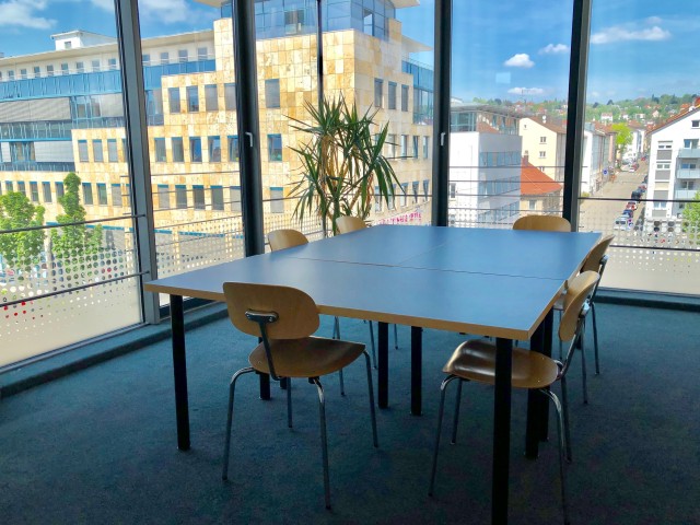 Büro der Agentur Khattabi mit Blick nach draußen