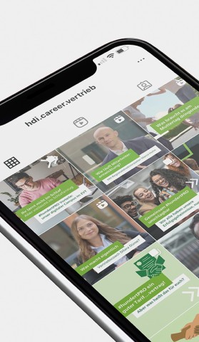 Ein Smartphone zeigt eine Übersicht mit mehreren Personen und Inhalten auf einer Profilseite.