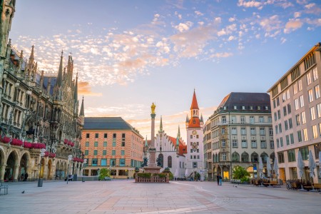 Weitwinkelaufnahme eines zentralen Platzes in München mit historischer Architektur, darunter das Rathaus und umliegende Gebäude bei ruhiger Atmosphäre.