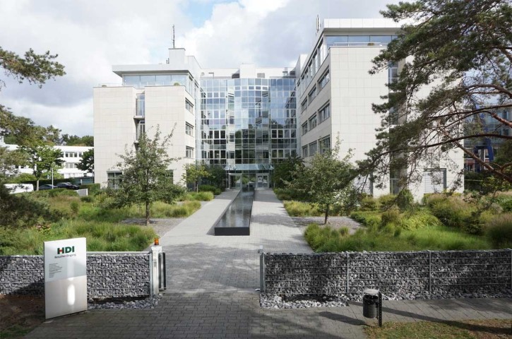 HDI Pensionsfonds mit Sitz in einem modernes Bürogebäude mit Glasfassade und begrüntem Außenbereich