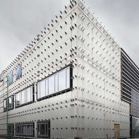 Aufnahme eines großen Bürokomplexes in weiß mit modernen Spitzen