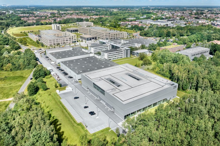 Großflächiges Betriebgebäude in grüner Landschaft von oben aufgenommen